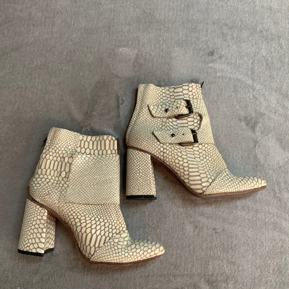 Freebird Joey Snakeskin Leather Buckle Ankle Boots Cream Tan Size 9 - Picture 5 of 9